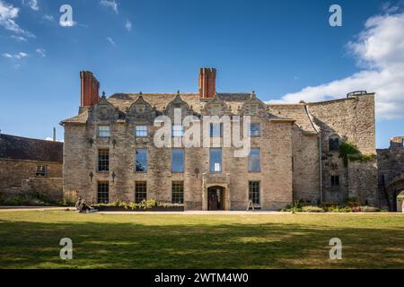 Un plan large et frontal de la façade historique et des terrains du château de Hay à Hay-on-Wye, Powys, Pays de Galles, Royaume-Uni Banque D'Images