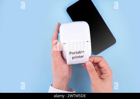 Imprimante photo portable, imprimante de poche thermique mobile avec ordinateur portable, smartphone, gadgets mobiles et rouleau de papier thermique avec Prin portable Banque D'Images