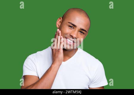 La photo en gros heureux peau noire il lui son côté macho expertising contrôle après le rasage de la peau joue main bras heureux surpris avec des résultats portant des t Banque D'Images