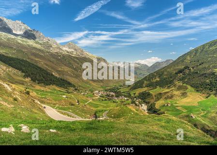Paysage alpin sur le col de Furka, vue sur le village de Realp, canton d'Uri, Suisse Banque D'Images