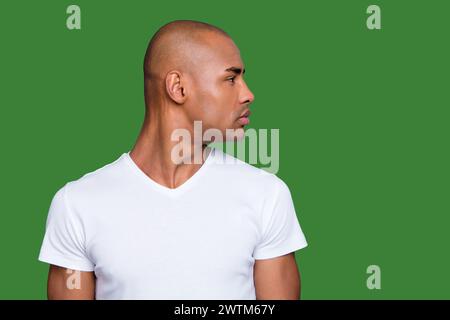 La photo en gros plan de la peau sombre incroyable il lui sa tête d'homme s'est tourné vers l'espace vide intelligent smart distrait les yeux brillants face rasée portant des T-shirt blanc outfit Banque D'Images