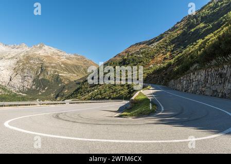 Virage en épingle à cheveux sur la route du col de Furka, Obergoms, canton du Valais, Suisse Banque D'Images