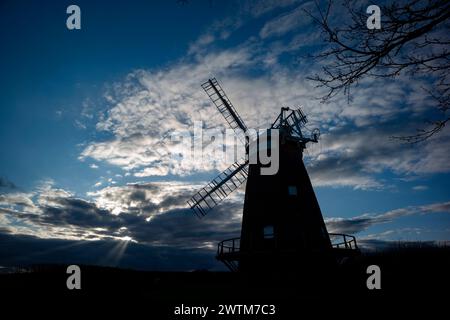 Moulin à vent Thaxted contre un coucher de soleil hivernal de ciel mackeral. 17 mars 2024 le moulin à vent de John Webb du XIXe siècle à Thaxted dans le nord de l’Essex contre une WINT Banque D'Images