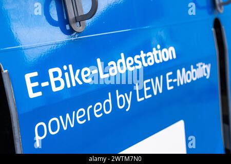 Schwabmünchen, Bavière, Allemagne - 17 mars 2024 : Station de recharge pour vélos électriques de LEW à Schwabmünchen *** E-Bike Ladestation zum Aufladen von E-Bike Akkus von LEW à Schwabmünchen Banque D'Images