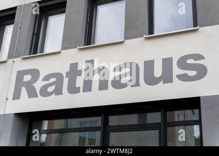 Schwabmünchen, Bavière, Allemagne - 17 mars 2024 : lettrage de la mairie sur la façade d'un bâtiment *** Rathaus Schrifzug an der Fassade von einem Gebäude Banque D'Images