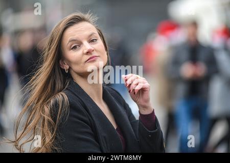 Femme croate sur la place Ban Jelacic, Zagreb, Croatie Banque D'Images