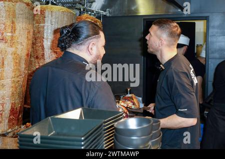 Lukas Podolski BEI der Eröffnung vom Mangal Döner X Lukas Podolski Store am Köln Bonn Airport. Köln, 18.03.2024 *** Lukas Podolski à l'ouverture du magasin Mangal Döner X Lukas Podolski à Cologne Bonn Airport Cologne, 18 03 2024 Foto:XR.xSchmiegeltx/xFuturexImagex podolski 4307 Banque D'Images