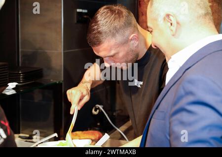 Lukas Podolski BEI der Eröffnung vom Mangal Döner X Lukas Podolski Store am Köln Bonn Airport. Köln, 18.03.2024 *** Lukas Podolski à l'ouverture du magasin Mangal Döner X Lukas Podolski à Cologne Bonn Airport Cologne, 18 03 2024 Foto:XR.xSchmiegeltx/xFuturexImagex podolski 4305 Banque D'Images