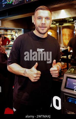 Lukas Podolski BEI der Eröffnung vom Mangal Döner X Lukas Podolski Store am Köln Bonn Airport. Köln, 18.03.2024 *** Lukas Podolski à l'ouverture du magasin Mangal Döner X Lukas Podolski à Cologne Bonn Airport Cologne, 18 03 2024 Foto:XR.xSchmiegeltx/xFuturexImagex podolski 4301 Banque D'Images