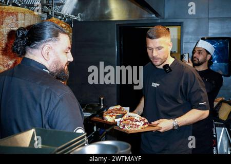 Lukas Podolski BEI der Eröffnung vom Mangal Döner X Lukas Podolski Store am Köln Bonn Airport. Köln, 18.03.2024 *** Lukas Podolski à l'ouverture du magasin Mangal Döner X Lukas Podolski à Cologne Bonn Airport Cologne, 18 03 2024 Foto:XR.xSchmiegeltx/xFuturexImagex podolski 4310 Banque D'Images