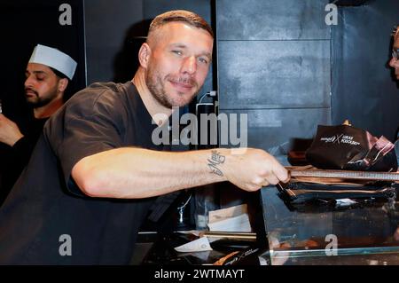 Lukas Podolski BEI der Eröffnung vom Mangal Döner X Lukas Podolski Store am Köln Bonn Airport. Köln, 18.03.2024 *** Lukas Podolski à l'ouverture du magasin Mangal Döner X Lukas Podolski à Cologne Bonn Airport Cologne, 18 03 2024 Foto:XR.xSchmiegeltx/xFuturexImagex podolski 4316 Banque D'Images