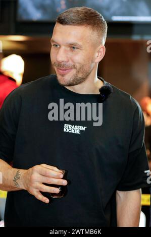 Lukas Podolski BEI der Eröffnung vom Mangal Döner X Lukas Podolski Store am Köln Bonn Airport. Köln, 18.03.2024 *** Lukas Podolski à l'ouverture du magasin Mangal Döner X Lukas Podolski à Cologne Bonn Airport Cologne, 18 03 2024 Foto:XR.xSchmiegeltx/xFuturexImagex podolski 4327 Banque D'Images