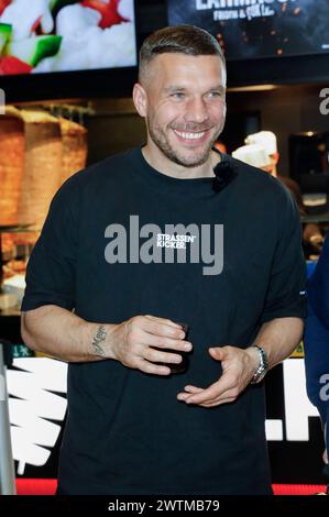 Lukas Podolski BEI der Eröffnung vom Mangal Döner X Lukas Podolski Store am Köln Bonn Airport. Köln, 18.03.2024 *** Lukas Podolski à l'ouverture du magasin Mangal Döner X Lukas Podolski à Cologne Bonn Airport Cologne, 18 03 2024 Foto:XR.xSchmiegeltx/xFuturexImagex podolski 4323 Banque D'Images