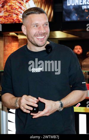 Lukas Podolski BEI der Eröffnung vom Mangal Döner X Lukas Podolski Store am Köln Bonn Airport. Köln, 18.03.2024 *** Lukas Podolski à l'ouverture du magasin Mangal Döner X Lukas Podolski à Cologne Bonn Airport Cologne, 18 03 2024 Foto:XR.xSchmiegeltx/xFuturexImagex podolski 4324 Banque D'Images