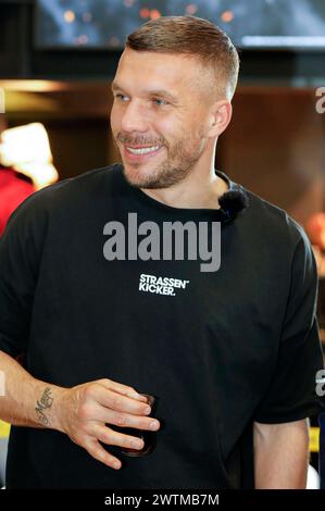 Lukas Podolski BEI der Eröffnung vom Mangal Döner X Lukas Podolski Store am Köln Bonn Airport. Köln, 18.03.2024 *** Lukas Podolski à l'ouverture du magasin Mangal Döner X Lukas Podolski à Cologne Bonn Airport Cologne, 18 03 2024 Foto:XR.xSchmiegeltx/xFuturexImagex podolski 4328 Banque D'Images