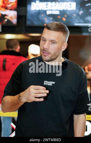 Lukas Podolski BEI der Eröffnung vom Mangal Döner X Lukas Podolski Store am Köln Bonn Airport. Köln, 18.03.2024 *** Lukas Podolski à l'ouverture du magasin Mangal Döner X Lukas Podolski à Cologne Bonn Airport Cologne, 18 03 2024 Foto:XR.xSchmiegeltx/xFuturexImagex podolski 4325 Banque D'Images