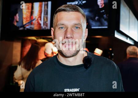 Lukas Podolski BEI der Eröffnung vom Mangal Döner X Lukas Podolski Store am Köln Bonn Airport. Köln, 18.03.2024 *** Lukas Podolski à l'ouverture du magasin Mangal Döner X Lukas Podolski à Cologne Bonn Airport Cologne, 18 03 2024 Foto:XR.xSchmiegeltx/xFuturexImagex podolski 4339 Banque D'Images