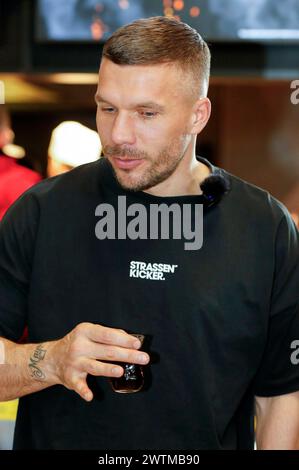Lukas Podolski BEI der Eröffnung vom Mangal Döner X Lukas Podolski Store am Köln Bonn Airport. Köln, 18.03.2024 *** Lukas Podolski à l'ouverture du magasin Mangal Döner X Lukas Podolski à Cologne Bonn Airport Cologne, 18 03 2024 Foto:XR.xSchmiegeltx/xFuturexImagex podolski 4326 Banque D'Images