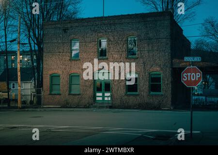 Scène de rue nocturne avec un vieux bâtiment en briques à Hawley, Pennsylvanie Banque D'Images