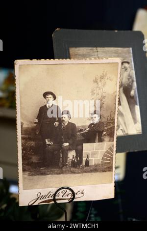 Un portrait antique de studio de cartes de cabinet de la fin du XIXe siècle de trois hommes américains portant des chapeaux melon et buvant de la bière. Banque D'Images