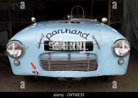 Front end du Panhard Junior Roadster 1953 dans le paddock lors de la 80e réunion des membres de Goodwood, Sussex, Royaume-Uni. Banque D'Images