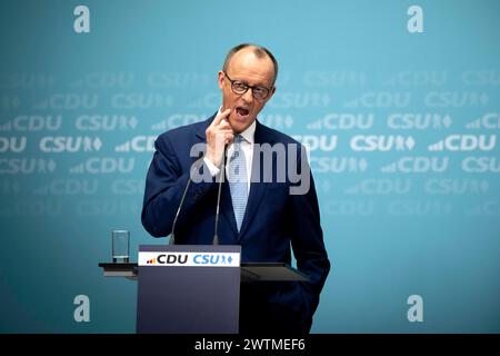 Friedrich Merz, Wahlprogramm Europawahl DEU, Deutschland, Allemagne, Berlin, 11.03.2024 Friedrich Merz , Vorsitzender der CDU waehrend eines Pressegespraechs nach einer gemeinsamen Sitzung von CDU und CSU zum Wahlprogramm in der CDU-Zentrale im Konrad-Adenauer-Haus in Berlin. CDU und CSU unterstuetzen die Bewerbung von der Leyens um eine zweite Amtszeit als Praesidentin der Europäaeschen Kommission zur Europawahl . IM Juni sollen in der Europäischen Union Parlamentswahlen stattfinden Europawahlprogramm fr : Friedrich Merz , président de l'Union chrétienne-démocrate allemande CDU lors d'une conférence de presse Banque D'Images