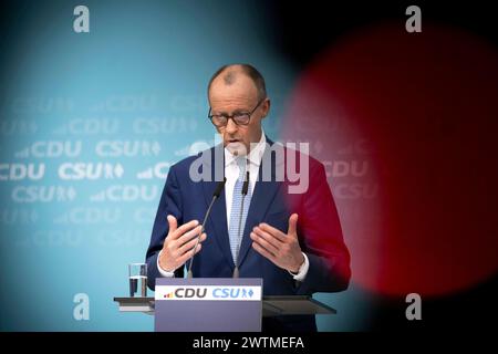 Friedrich Merz, Wahlprogramm Europawahl DEU, Deutschland, Allemagne, Berlin, 11.03.2024 Friedrich Merz , Vorsitzender der CDU waehrend eines Pressegespraechs nach einer gemeinsamen Sitzung von CDU und CSU zum Wahlprogramm in der CDU-Zentrale im Konrad-Adenauer-Haus in Berlin. CDU und CSU unterstuetzen die Bewerbung von der Leyens um eine zweite Amtszeit als Praesidentin der Europäaeschen Kommission zur Europawahl . IM Juni sollen in der Europäischen Union Parlamentswahlen stattfinden Europawahlprogramm fr : Friedrich Merz , président de l'Union chrétienne-démocrate allemande CDU lors d'une conférence de presse Banque D'Images