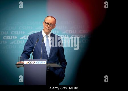 Friedrich Merz, Wahlprogramm Europawahl DEU, Deutschland, Allemagne, Berlin, 11.03.2024 Friedrich Merz , Vorsitzender der CDU waehrend eines Pressegespraechs nach einer gemeinsamen Sitzung von CDU und CSU zum Wahlprogramm in der CDU-Zentrale im Konrad-Adenauer-Haus in Berlin. CDU und CSU unterstuetzen die Bewerbung von der Leyens um eine zweite Amtszeit als Praesidentin der Europäaeschen Kommission zur Europawahl . IM Juni sollen in der Europäischen Union Parlamentswahlen stattfinden Europawahlprogramm fr : Friedrich Merz , président de l'Union chrétienne-démocrate allemande CDU lors d'une conférence de presse Banque D'Images