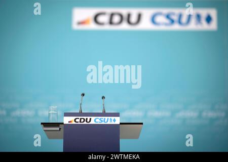 Wahlprogramm Europawahl CDU CSU DEU, Deutschland, Allemagne, Berlin, 11.03.2024 Pult mit logo der Fraktion CDU CSU CDU/CSU waehrend eines Pressegespraechs nach einer gemeinsamen Sitzung von CDU und CSU zum Wahlprogramm in der CDU-Zentrale im Konrad-Adenauer-Haus in Berlin. CDU und CSU unterstuetzen die Bewerbung von der Leyens um eine zweite Amtszeit als Praesidentin der Europäaeschen Kommission zur Europawahl . IM Juni sollen in der Europäischen Union Parlamentswahlen stattfinden Europawahlprogramm fr : symbole logo CDU CSU CDU/CSU lors d'une conférence de presse après une réunion conjointe de la CDU et du CS Banque D'Images