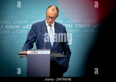 Friedrich Merz, Wahlprogramm Europawahl DEU, Deutschland, Allemagne, Berlin, 11.03.2024 Friedrich Merz , Vorsitzender der CDU waehrend eines Pressegespraechs nach einer gemeinsamen Sitzung von CDU und CSU zum Wahlprogramm in der CDU-Zentrale im Konrad-Adenauer-Haus in Berlin. CDU und CSU unterstuetzen die Bewerbung von der Leyens um eine zweite Amtszeit als Praesidentin der Europäaeschen Kommission zur Europawahl . IM Juni sollen in der Europäischen Union Parlamentswahlen stattfinden Europawahlprogramm fr : Friedrich Merz , président de l'Union chrétienne-démocrate allemande CDU lors d'une conférence de presse Banque D'Images