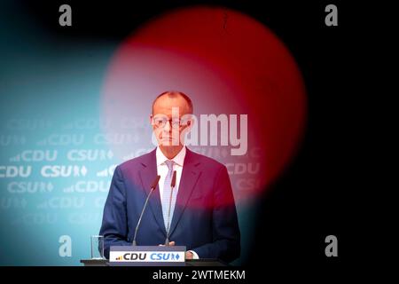 Friedrich Merz, Wahlprogramm Europawahl DEU, Deutschland, Allemagne, Berlin, 11.03.2024 Friedrich Merz , Vorsitzender der CDU waehrend eines Pressegespraechs nach einer gemeinsamen Sitzung von CDU und CSU zum Wahlprogramm in der CDU-Zentrale im Konrad-Adenauer-Haus in Berlin. CDU und CSU unterstuetzen die Bewerbung von der Leyens um eine zweite Amtszeit als Praesidentin der Europäaeschen Kommission zur Europawahl . IM Juni sollen in der Europäischen Union Parlamentswahlen stattfinden Europawahlprogramm fr : Friedrich Merz , président de l'Union chrétienne-démocrate allemande CDU lors d'une conférence de presse Banque D'Images