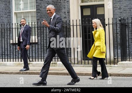 L'ancien président américain Barack Obama suivi de l'ambassadrice des États-Unis au Royaume-Uni Jane Hartley, part après une réunion au 10 Downing Street, Londres. Date de la photo : lundi 18 mars 2024. Voir l'histoire de PA POLITICS Obama. Le crédit photo devrait se lire : Stefan Rousseau/PA Wire Banque D'Images