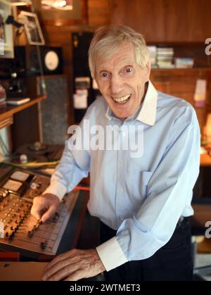 Overath, Allemagne. 16 mai 2018. Le musicien Hans Blum, connu sous le nom de 'Henry Valentino', démontre la technologie musicale des années 1960 dans son salon. Le chanteur et compositeur pop est mort. Le musicien, de son vrai nom Hans Blum, est décédé vendredi à l'âge de 95 ans, a déclaré lundi sa maison de disques à l'Agence de presse allemande au nom de sa famille. Crédit : Henning Kaiser/dpa/Alamy Live News Banque D'Images