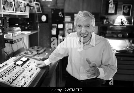 Overath, Allemagne. 16 mai 2018. Le musicien Hans Blum, connu sous le nom de 'Henry Valentino', démontre la technologie musicale des années 1960 dans son salon. Le chanteur et compositeur pop est mort. Le musicien, de son vrai nom Hans Blum, est décédé vendredi à l'âge de 95 ans, a déclaré lundi sa maison de disques à l'Agence de presse allemande au nom de sa famille. Crédit : Henning Kaiser/dpa/Alamy Live News Banque D'Images