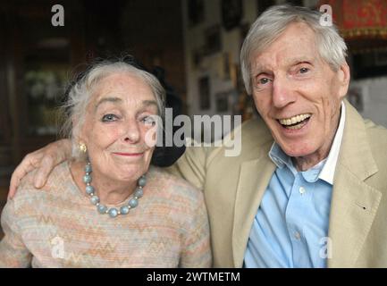 Overath, Allemagne. 16 mai 2018. Le musicien Hans Blum, connu sous le nom de Henry Valentino, et sa femme Ingetraut sont assis dans leur salon. Le chanteur et compositeur pop est mort. Le musicien, de son vrai nom Hans Blum, est décédé vendredi à l'âge de 95 ans, a déclaré lundi sa maison de disques à l'Agence de presse allemande au nom de sa famille. Crédit : Henning Kaiser/dpa/Alamy Live News Banque D'Images