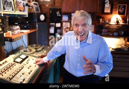 Overath, Allemagne. 16 mai 2018. Le musicien Hans Blum, connu sous le nom de 'Henry Valentino', démontre la technologie musicale des années 1960 dans son salon. Le chanteur et compositeur pop est mort. Le musicien, de son vrai nom Hans Blum, est décédé vendredi à l'âge de 95 ans, a déclaré lundi sa maison de disques à l'Agence de presse allemande au nom de sa famille. Crédit : Henning Kaiser/dpa/Alamy Live News Banque D'Images