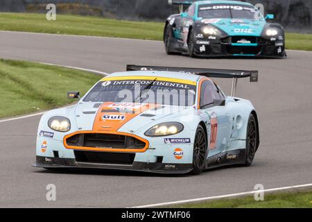 2006 Aston Martin DBR9 007 GT1 coureur d'endurance à la 80e réunion des membres de Goodwood, Sussex, Royaume-Uni. Banque D'Images