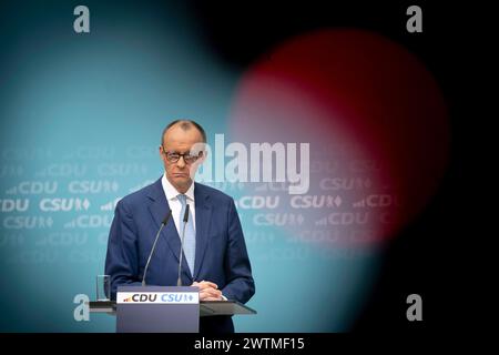 Friedrich Merz, Wahlprogramm Europawahl DEU, Deutschland, Allemagne, Berlin, 11.03.2024 Friedrich Merz , Vorsitzender der CDU waehrend eines Pressegespraechs nach einer gemeinsamen Sitzung von CDU und CSU zum Wahlprogramm in der CDU-Zentrale im Konrad-Adenauer-Haus in Berlin. CDU und CSU unterstuetzen die Bewerbung von der Leyens um eine zweite Amtszeit als Praesidentin der Europäaeschen Kommission zur Europawahl . IM Juni sollen in der Europäischen Union Parlamentswahlen stattfinden Europawahlprogramm fr : Friedrich Merz , président de l'Union chrétienne-démocrate allemande CDU lors d'une conférence de presse Banque D'Images