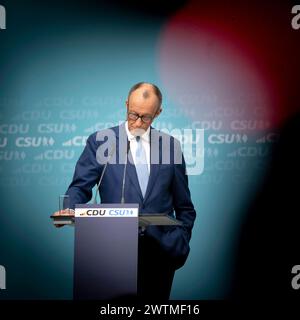 Friedrich Merz, Wahlprogramm Europawahl DEU, Deutschland, Allemagne, Berlin, 11.03.2024 Friedrich Merz , Vorsitzender der CDU waehrend eines Pressegespraechs nach einer gemeinsamen Sitzung von CDU und CSU zum Wahlprogramm in der CDU-Zentrale im Konrad-Adenauer-Haus in Berlin. CDU und CSU unterstuetzen die Bewerbung von der Leyens um eine zweite Amtszeit als Praesidentin der Europäaeschen Kommission zur Europawahl . IM Juni sollen in der Europäischen Union Parlamentswahlen stattfinden Europawahlprogramm fr : Friedrich Merz , président de l'Union chrétienne-démocrate allemande CDU lors d'une conférence de presse Banque D'Images