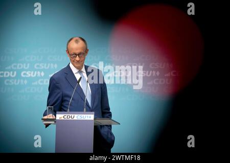 Friedrich Merz, Wahlprogramm Europawahl DEU, Deutschland, Allemagne, Berlin, 11.03.2024 Friedrich Merz , Vorsitzender der CDU waehrend eines Pressegespraechs nach einer gemeinsamen Sitzung von CDU und CSU zum Wahlprogramm in der CDU-Zentrale im Konrad-Adenauer-Haus in Berlin. CDU und CSU unterstuetzen die Bewerbung von der Leyens um eine zweite Amtszeit als Praesidentin der Europäaeschen Kommission zur Europawahl . IM Juni sollen in der Europäischen Union Parlamentswahlen stattfinden Europawahlprogramm fr : Friedrich Merz , président de l'Union chrétienne-démocrate allemande CDU lors d'une conférence de presse Banque D'Images