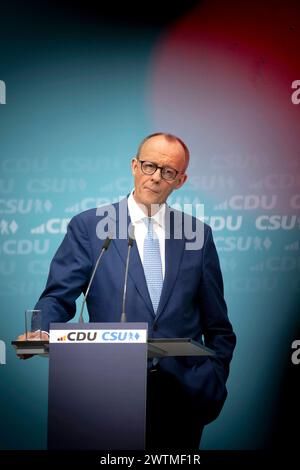 Friedrich Merz, Wahlprogramm Europawahl DEU, Deutschland, Allemagne, Berlin, 11.03.2024 Friedrich Merz , Vorsitzender der CDU waehrend eines Pressegespraechs nach einer gemeinsamen Sitzung von CDU und CSU zum Wahlprogramm in der CDU-Zentrale im Konrad-Adenauer-Haus in Berlin. CDU und CSU unterstuetzen die Bewerbung von der Leyens um eine zweite Amtszeit als Praesidentin der Europäaeschen Kommission zur Europawahl . IM Juni sollen in der Europäischen Union Parlamentswahlen stattfinden Europawahlprogramm fr : Friedrich Merz , président de l'Union chrétienne-démocrate allemande CDU lors d'une conférence de presse Banque D'Images