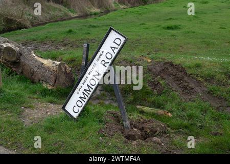 Eton Wick, Windsor, Royaume-Uni. 18 mars 2024. Scène d'accident sur Dorney Common. La police de Thames Valley lance un appel pour des témoins et des images de dashcam suite à une collision de la route avec des blessures graves à Eton Wick, Windsor, Berkshire à la frontière de Common Road à Dorney, Buckinghamshire. Vers 12 h 45 samedi, un domaine bleu clair et une petite voiture argentée ont été impliqués dans une collision sur Eton Wick Road. Plus tôt, le conducteur de la voiture immobilière aurait failli heurter un piéton à Dorney Village lorsqu'ils ont monté le trottoir. Crédit : Maureen McLean/Alamy Live News Banque D'Images