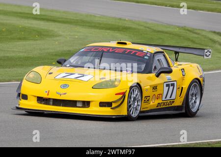 David Methley dans sa Chevrolet Corvette C6 GT1 2007 lors de la 80e réunion des membres de Goodwood, Sussex, Royaume-Uni. Banque D'Images