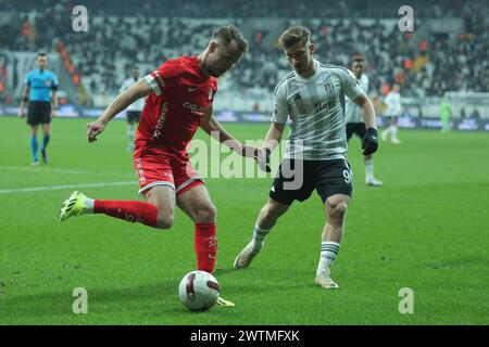 Istanbul, Turquie. 16 mars 2024. Istanbul, Turquie, 16 mars 2024 : Alexander Gerard Van de Streek (22 Antalyaspor) et Semih Kilicsoy (90 Besiktas) lors du match de Super League turque entre Besiktas et Bitexen Antalyaspor au stade Tupras, Turquie. (/SPP) crédit : photo de presse sportive SPP. /Alamy Live News Banque D'Images