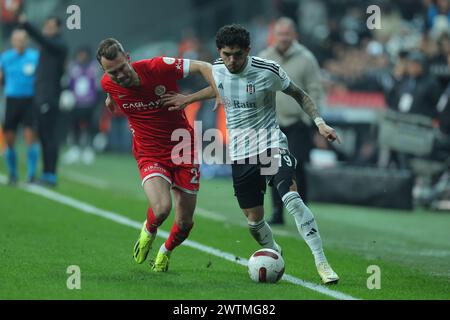 Istanbul, Turquie. 16 mars 2024. Istanbul, Turquie, 16 mars 2024 : Alexander Gerard Van de Streek (22 Antalyaspor) et Emrecan Terzi (79 Besiktas) lors du match de Super League turque entre Besiktas et Bitexen Antalyaspor au stade Tupras, Turquie. (/SPP) crédit : photo de presse sportive SPP. /Alamy Live News Banque D'Images