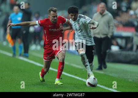 Istanbul, Turquie. 16 mars 2024. Istanbul, Turquie, 16 mars 2024 : Alexander Gerard Van de Streek (22 Antalyaspor) et Emrecan Terzi (79 Besiktas) lors du match de Super League turque entre Besiktas et Bitexen Antalyaspor au stade Tupras, Turquie. (/SPP) crédit : photo de presse sportive SPP. /Alamy Live News Banque D'Images