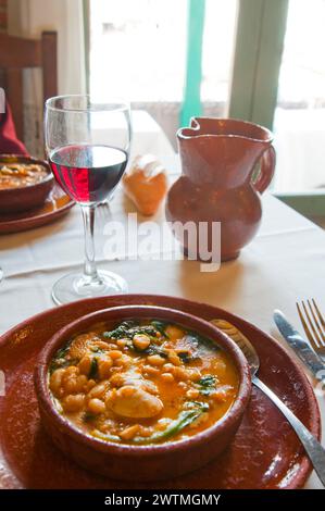 Potaje de vigilia dans un restaurant typique. Chinchon, Province de Madrid, Espagne. Banque D'Images