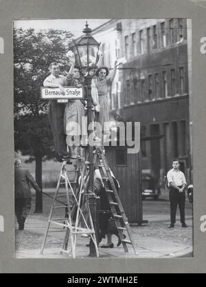 16 septembre 1961. Les Berlinois de l'Ouest font signe à leurs amis et à leur famille de l'autre côté du mur de Berlin. Extrait du livret "Une ville déchirée : construction du mur de Berlin". Crédit : documents de l'Agence d'information des États-Unis,, photo de la CIA Banque D'Images