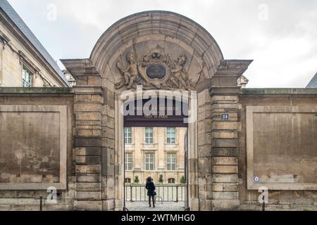 Une personne se tient devant la grande entrée de la Bibliothèque historique de Paris. Banque D'Images