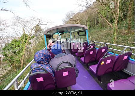 Weston Super Mare, Somerset, Royaume-Uni. 18 mars 2024. Par un après-midi chaud, un voyage dans un bus à toit ouvert à Sand Bay le long de la route côtière Fron Weston Supe Mare. Crédit photo : Robert Timoney/Alamy Live News Banque D'Images